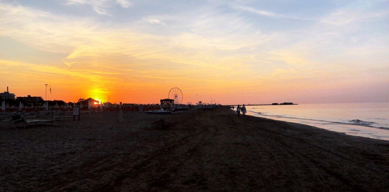 Foto vom Strand in Rimini bei Sonnenuntergang